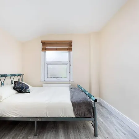 Cozy 4 Bedroom Home In Hackney, London Exterior photo