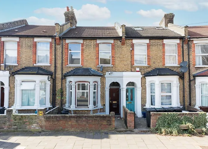 Cozy 4 Bedroom Home In Hackney, London