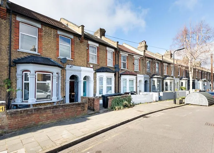 Cozy 4 Bedroom Home In Hackney, London