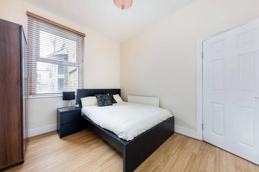 Cozy 4 Bedroom In Hackney, Лондон