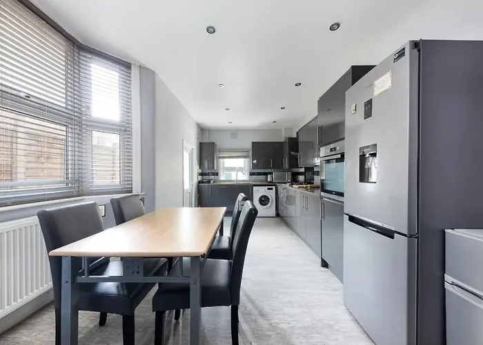 Cozy 4 Bedroom Home In Hackney, London